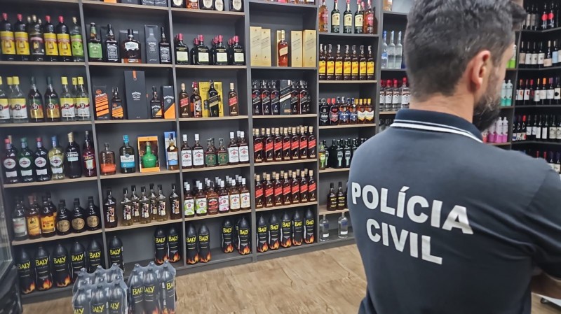 policia-civil-prende-gerente-por-venda-de-bebida-falsificada-em-porto-alegre